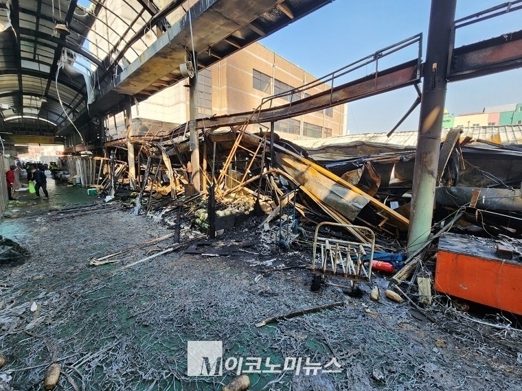 소방당국은 화재 발생 27분 만에 주변 소방 인력과 장비를 동원하는 대응 2단계를 발령했다.