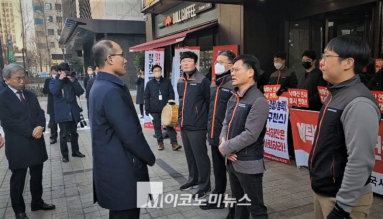 이순호 KSD 신임 사장이 6일 오전 8시 40분경 KSD 서울사옥으로 출근하려 하자 노조가 이를 막았다. <사진: 김종현 기자>
