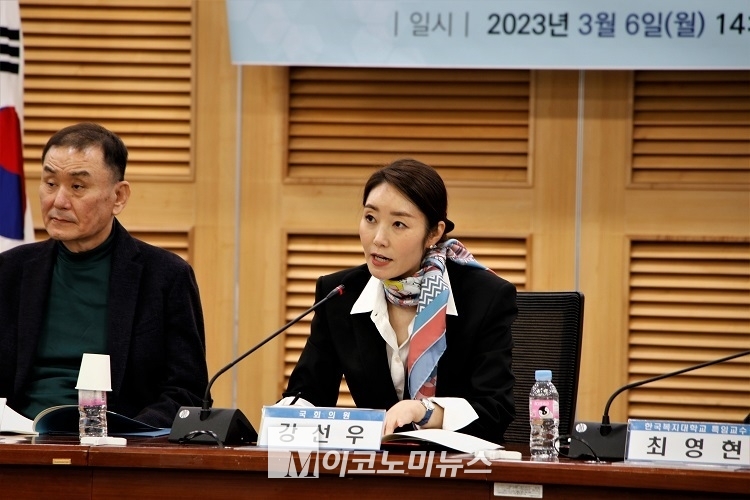 강선우 더불어민주당 의원이 토론회에서 개회사를 진행하고 있다. <사진: 김종현 기자>