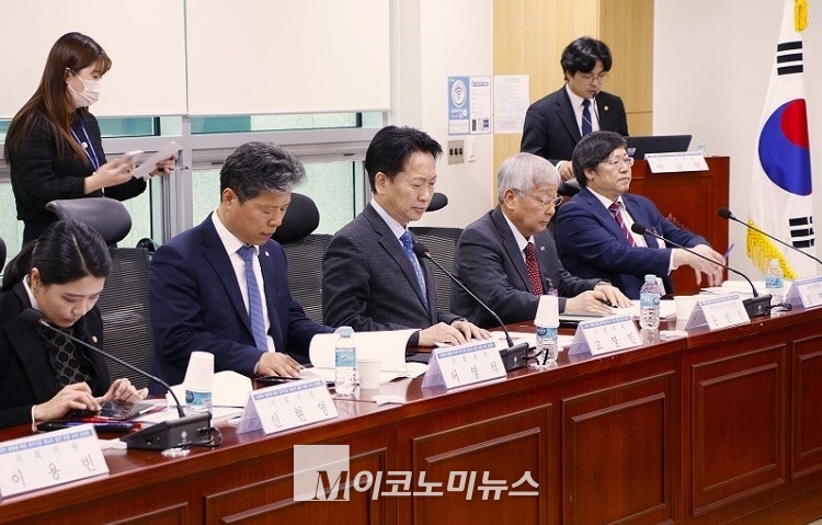 더불어민주당 국회의원들이 토론회에 참석해 책자와 자료집을 보고 있다. <사진: 김종현 기자>