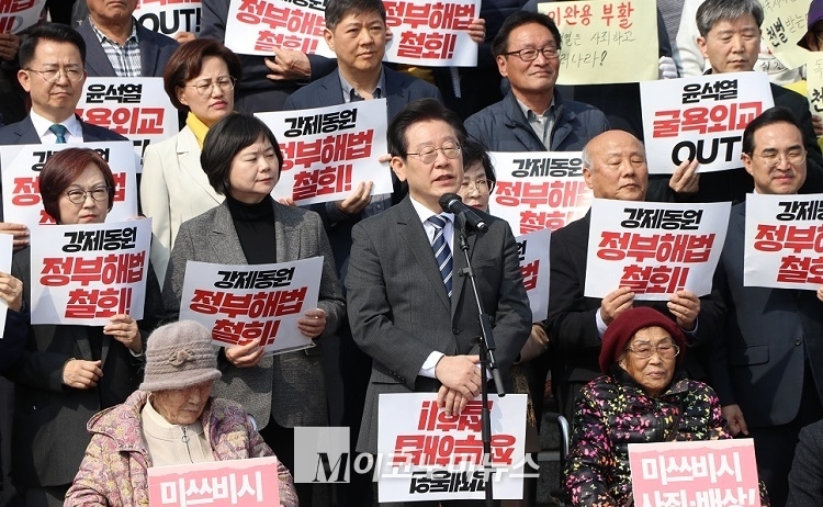 이재명 더불어민주당 대표가 7일 오후 국회 본청 계단 앞에서 정부의 강제동원 해법안을 규탄하는 성명을 발표하고 있다. <사진: 김종현 기자>