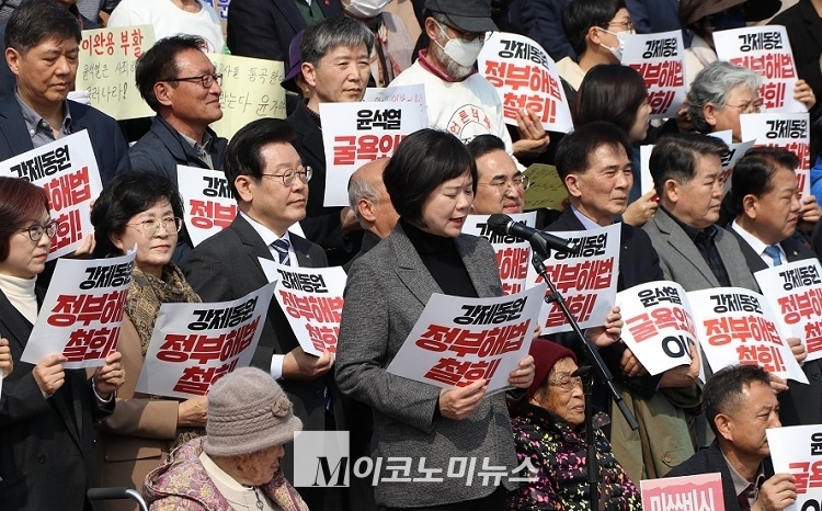 이정미 정의당 대표가 국회 본청 계단 앞에서 6일 정부가 발표한 강제동원 해법안을 규탄하고 있다. <사진: 김종현 기자>