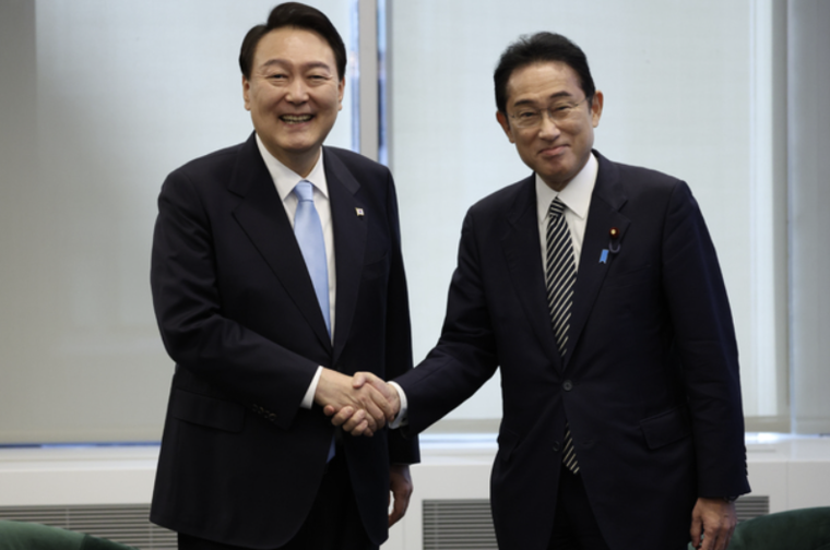 윤석열 대통령과 기시다 후미오 일본 총리가 지난해 9월 미국 뉴욕 소재 한 컨퍼런스빌딩에서 한일 정상 약식회담을 갖고 있다. <사진: 대통령실 제공> 