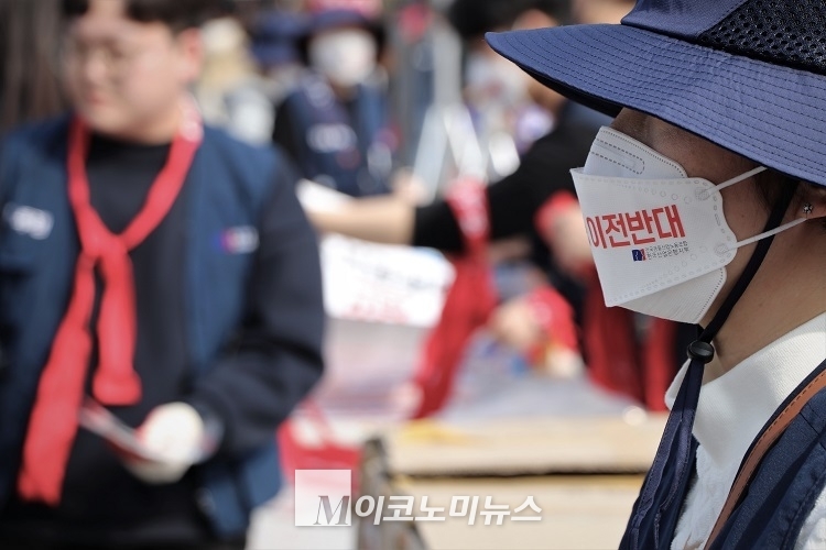10일 오후 3시 산은 본사 부산 이전 규탄 결의대회에 참가한 한 조합원이 '산업은행 이전반대' 마스크를 착용하고 있다. <사진: 김종현 기자>