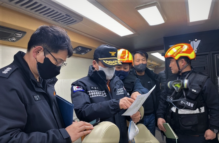 남화영 소방청장 직무대리가 한국타이어 대전공장 화재 현장을 찾아 화재진압·피해상황을 점검하고 있다. <사진: 소방청 제공>