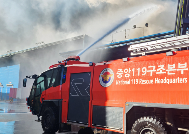 대전 대덕구 한국타이어 공장에서 발생한 화재를 진압하기 위해 울산119화학구조센터 대형소방펌프차가 방수하고 있다. <사진: 소방청 제공>