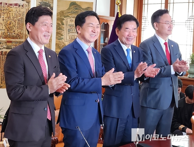 좌측부터 구자근 국민의힘 당대표 비서실장, 김기현 국민의힘 당대표, 김진표 국회의장, 유상범 국민의힘 수석대변인