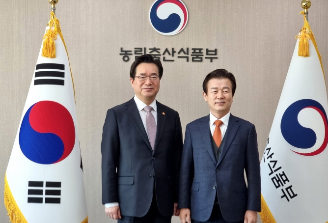(왼쪽부터) 정황근 농축산부 장관, 조규일 진주시장. <사진: 진주시 제공>