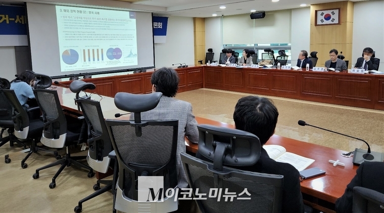 27일 오후 국회 의원회관 제8간담회의실에서 ‘주거-서비스 연계 노인친화 생활환경 조성을 위한 토론회’가 개최되고 있다.