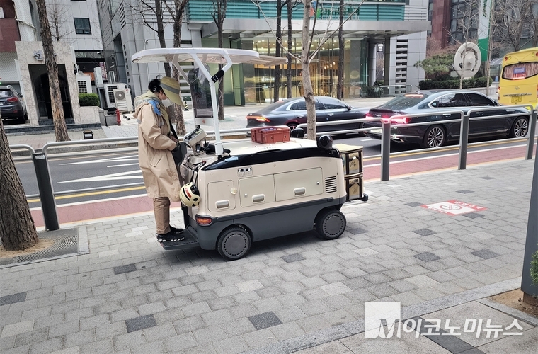  야쿠르트를 배달하는 hy 프레시 매니저가 인도에서 전동카트를 운행하고 있다. <사진 : 김종현 기자>