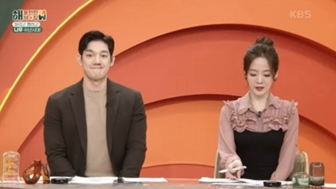 (왼쪽) 박재민 방송인이 생방송 중 코피를 흘리고 있다. <사진: KBS 2TV 제공>