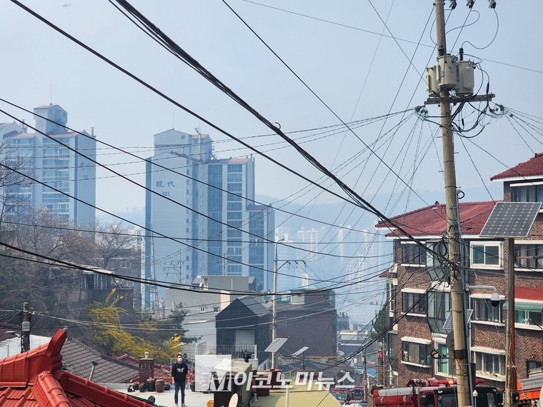 개미마을 언덕에서 내려본 홍제동 마을. 산불로 인한 연기가 마을 일대를 뒤덮고 있다. <사진: 김종현 기자> 