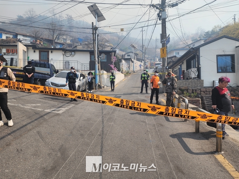 산불이 발생한 인왕산 인근 개미마을 일대. <사진: 김종현 기자>