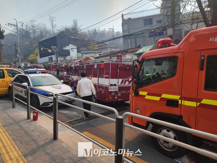 기자가 인왕산 산불현장 인근에 진입했을 땐 이미 수십대의 소방차가 출동해 있었다. <사진: 김종현 기자>