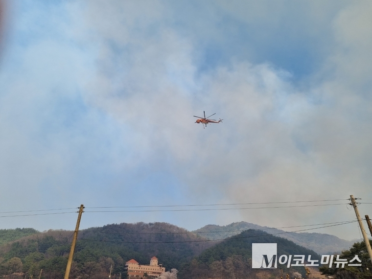 충남 금산군과 대전 서구 경제지점에서 발생한 산불이 아직도 꺼지지 않아서 일대는 연기가 자욱하다. 사진/ 최광문
