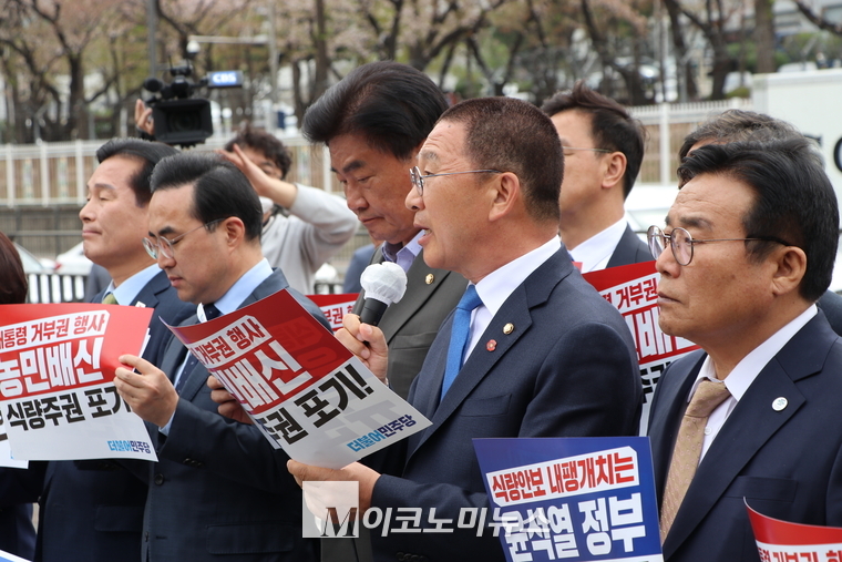 윤석열 대통령의 양곡관리법 개정안 거부권 행사를 규탄하는 신정훈 더불어민주당 의원. <사진: 김종현 기자>