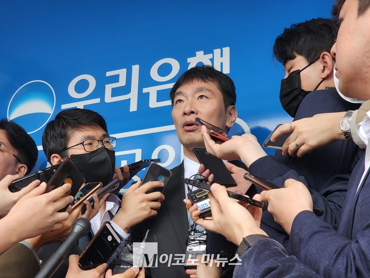 이복현 금감원장이 '장금이 1호' 현판식 후 기자들 질의에 답하고 있다. <사진: 김종현 기자>