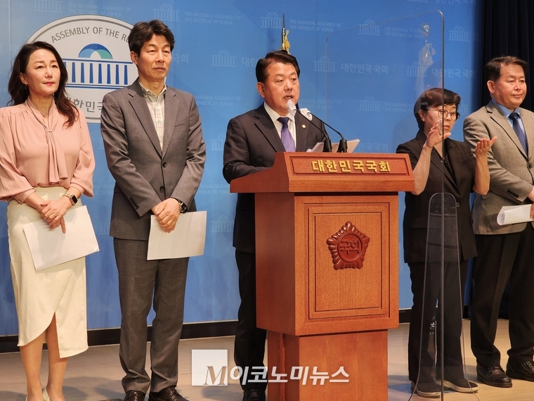 (왼쪽부터) 이재정·윤건영·김병주 더불어민주당 의원이 10일 오전 국회 소통관에서 기자회견을 열고 있다. <사진: 김종현 기자>