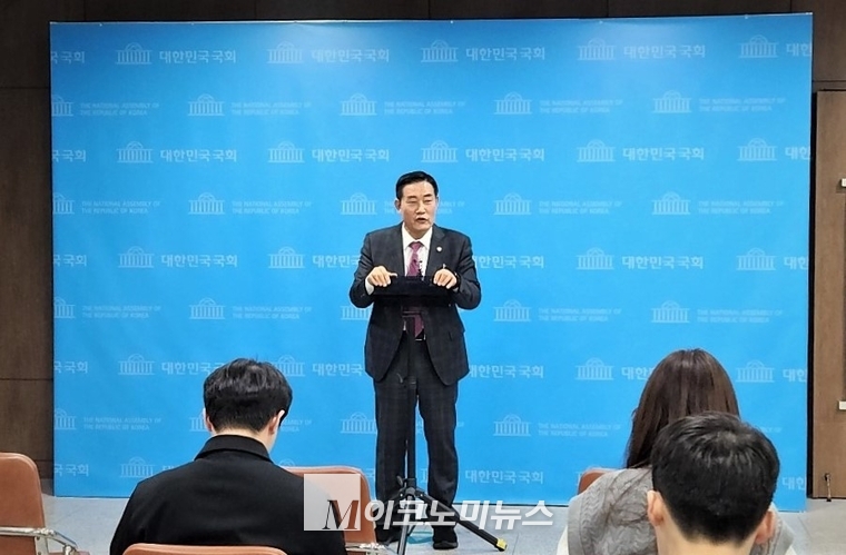 신원식 국민의힘 의원이 11일 국회 소통관 기자회견 직후 백브리핑에서 기자들의 질의에 답하고 있다.