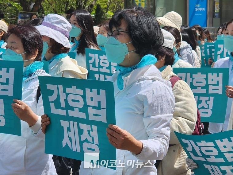 대한간호협회 회원이 12일 오전 국회 의사당대로 일대에서 간호법 (원안) 제정을 위한 시위를 벌이고 있다. <사진: 김종현 기자>