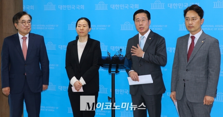 (왼쪽부터) 서병수·권은희·이태규·김병욱 국민의힘 의원들이 기자회견 후 백브리핑에서 기자들 질의에 답하고 있다. <사진: 김종현 기자>