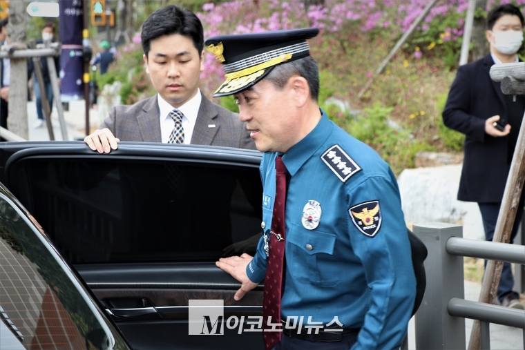 윤희근 경찰청장이 14일 오후 서울 고은초등학교 스쿨존 현장방문을 마치고 차량에 탑승하고 있다. <사진: 김종현 기자>