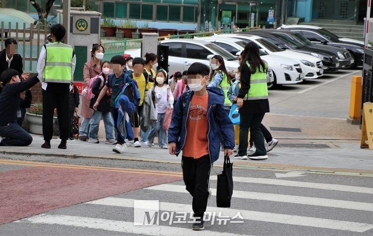 서울 고은초등학교 학생들이 수업을 마치고 하굣길을 나서고 있다. <사진: 김종현 기자>