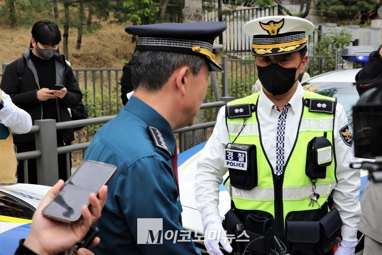 윤희근 경찰청장이 14일 오후 1시 30분 서울 고은초등학교 인근 스쿨존을 방문해 현장에서 음주단속을 진행중인 경찰을 만나 격려하고 있다. <사진: 김종현 기자>
