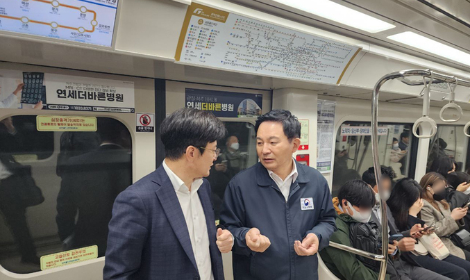 원희룡 국토교통부 장관이 지난 14일 김포골드라인에 직접 탑승해 출근길 운행상황을 점검하고 있다. <사진: 국토교통부 제공>