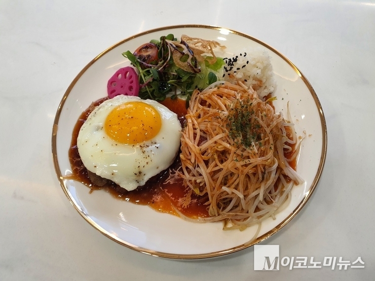 고종의 정원 메인 메뉴인 아삭한 맛의 숙주를 올린 수제돈가스와 육즙이 살아 있는 함박스테이크.