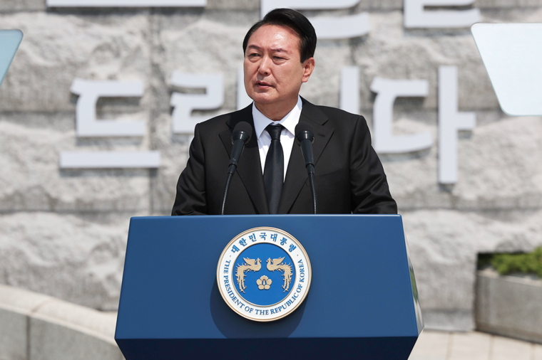 윤석열 대통령이 18일 오전 국립 5·18민주묘지에서 열린 제43주년 5·18민주화운동 기념식에 참석해 발언하고 있다. <사진: 대통령실 제공>
