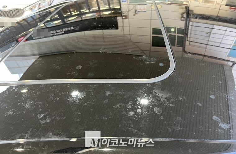 입주민 차량 천장에 생긴 백화자국. 서울 영등포구 소재 도시형생활주택 ‘헤렌어반’지상주차장에 주차시킨 차량들이 보일러 연통물을 맞고 얼룩덜룩 오염됐다.