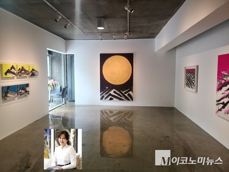 서울 종로구 삼청동 갤러리 '도올'에서 열리고 있는 류재춘 화백의 개인전.시장 모습과 류재춘 화백.