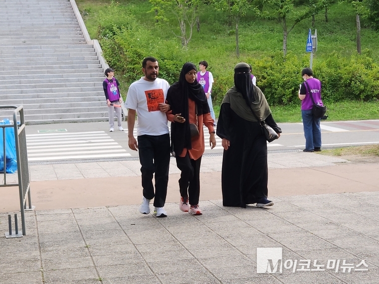 행사장을 찾은 외국인들의 모습 