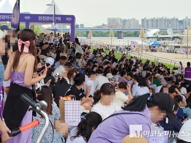 여의도 한강공원 행사장을 찾은 팬들이 자리를 잡고 앉아 있다. 