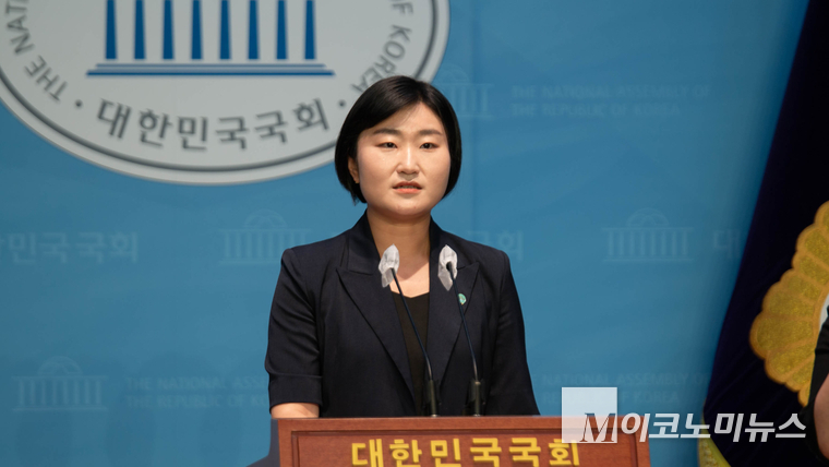 기본소득당 신지혜 대변인은 “국민의 소금 사재기는 괴담이 아닌 정부 때문입니다”라는 내용으로 19일 오후 국회소통관 기자회견장에서 브리핑 했다.