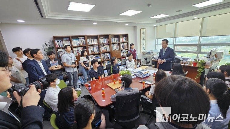 국민의힘 이태규 의원이 청소년들과 의견을 나누고 있다. 장소는 이태규 국회의원 사무실. 