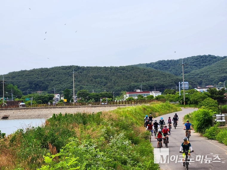 맨 앞에 선두에서 달리는 필자. 일행을 이끌다보면 낙오자 없이 안전하게 라이딩을 하는 것을 최고의 목표로 두게 된다. 무리의 낙오자는 길을 잃기 쉽고 누군가로부터 공격을 당할 수 있다는 위협을 느끼게 된다. 그래서 필자는 라이딩 하기 전에 후미의 리더를 지정하곤 한다. (사진 촬영 : 지니)