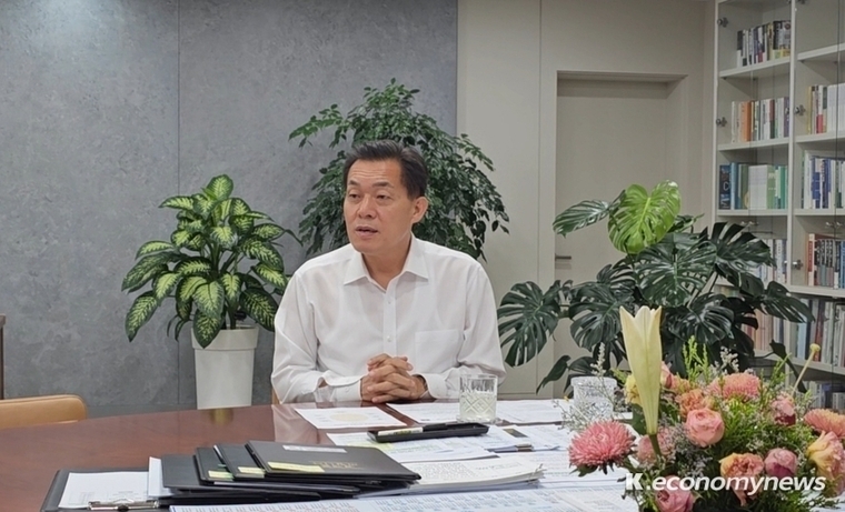 이재준 수원특례시장이 이웅종 교수를 수원시의 올바른 반려동물 문화 정착을 위한 홍보대사로 위촉, 수원시가 반려동물 교육도시로 조성될 수 있도록 큰 힘이 돼 달라고 당부했다. / 사진 : 강소하기자 