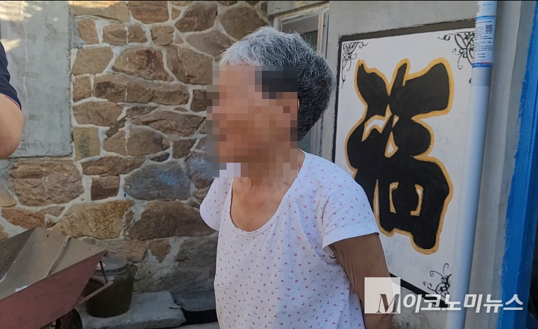 해초마을에 사는 한 어르신 집을 방문했는데 내부는 아주 소박했다. 60년 넘게 해초마을에 살고 계신다는 어르신은 "해초방은 여름에는 아주 시원하고 겨울에는 따뜻하다"고 했다. 집 내부를 낯선 나그네에게 스스럼없이 보여주면 환하게 웃는 모습이 우리의 시골풍경과 아주 닮았다. 