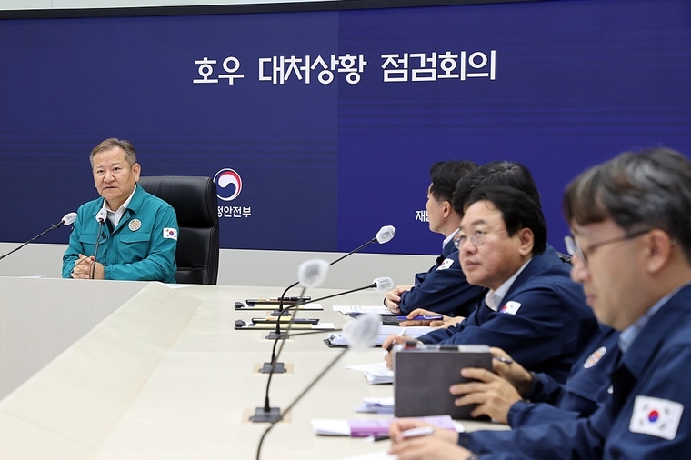 이상민 행정안전부 장관이 25일 오후 정부세종청사 중앙재난안전대책본부 상황실에서 호우 대처사항 점검회의를 주재하고 있다.(사진 행안부)