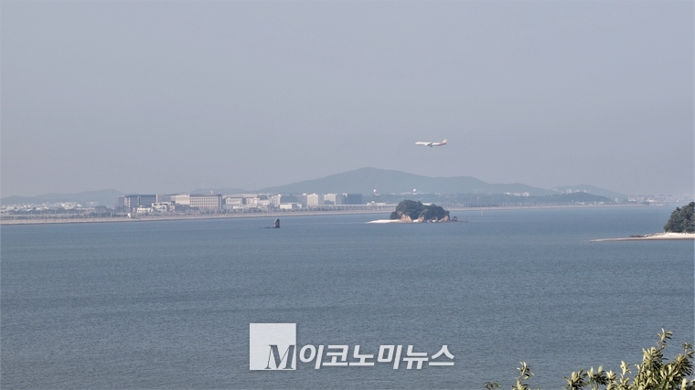 무의도에서 바라본 영종 국제도시 전경. 1분에 한 대 꼴로 항공기가 뜨고 내리는 세계 4대 공항인 인천국제공항. 사람과 자전거와 자동차와 비행기가 조화롭게 공존하는 진정한 영종 국제도시가 되기를 희망한다. 