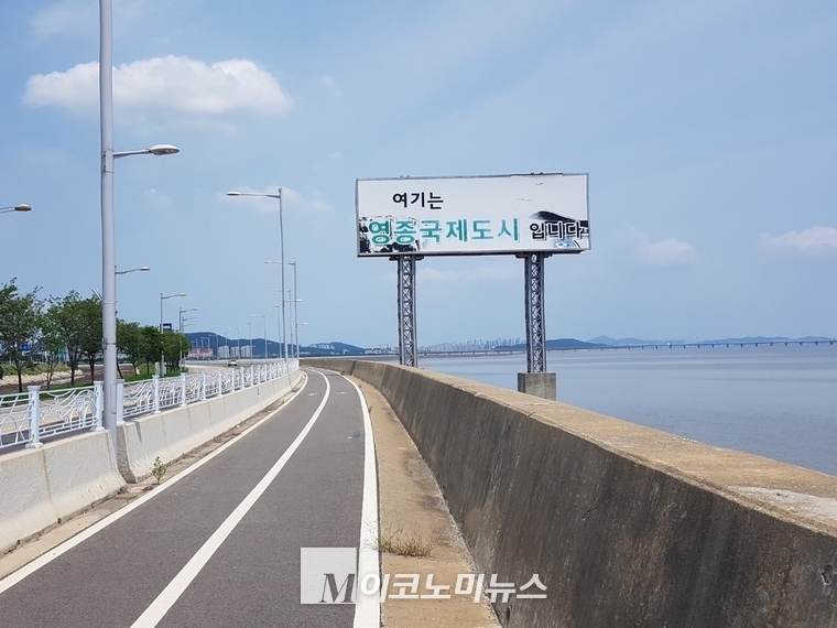 국제도시는 항공기, 자동차, 자전거와 보행자가 안전하고 편리하게 다닐 수 있는 온전한 교통망(complete street)을 갖추는 것이 기본중의 기본이 다. 인간의 모든 기술이 집약된 명실상부한 공항 국제도시가 되려면 걷는 길과 자전거 길을 우습게 봐서는 안된다. 