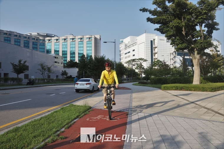 사람과 자전거와 자동차 그리고 사유와 휴식이 공존하는 건강하고 행복한 공간은 큰 비용을 들이지 않고도 얼마든지 만들어 낼 수 있다. 사진은 인천공항 파라다이스시티호텔 주변 일대의 시가 모습. 차도와 보도와 자전거도로가 삼위일체로 공존하고 있다. 