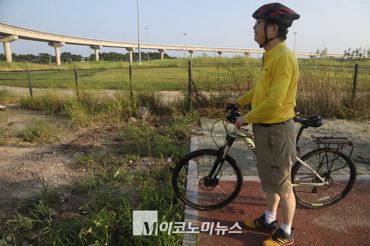 인천공항 자전거도로는 끊어진 곳이 3 군데. 표지판은 전무했다. 왔던 길로 되돌아가 다른 길을 찾아서 가도 다시 끊겼고, 돌아와 보면 제자리였다. 길 잃고 필자는 주차된 차량의 창을 황급히 두드려 도움을 청해야했다.