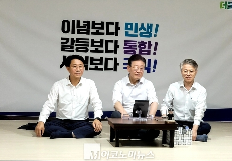 국회 본청 앞에서 단식 즁인 더불어민주당 이재명 대표(중앙)와 조정식 사무총장(좌) 민형배 의원(우)