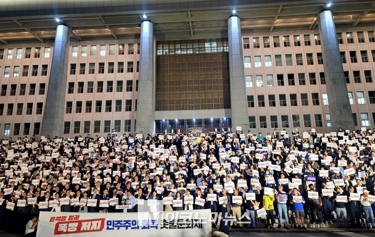 더불어민주당 지도부, 소속 국회의원 당원 등이 1일 오후 국회 본관 앞에서 <윤석열 정권 폭정 저지, 민주주의 회복 촛불문화제>를 개최했다.