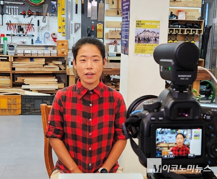 성북구에 았는 돌곶이생활예술문화센터에서 M이코노미뉴스와 인터뷰를 하고 있는 김윤정 씨. 