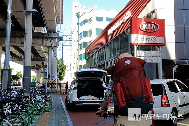 성북구 일대에는 보도에 자전거도로(엄밀히 말하면 보행자와 자전거가 나눠쓰는 자전거・보행자 겸용도로)가 있는 곳도 일부 있지만, 자동차가 그곳을 가로막고 있어서 통행을 방해하고 있다. 또한 왼쪽의 공용자전거 거치대가 보도를 침범하고 있다. 우리나라 자전거・보행자 겸용도로의 현주소를 적나라하게 보여주고 있다. 