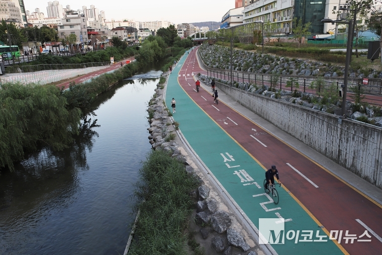 우이천의 자전거 전용도로. 이같은 하천변 자전거도로까지 포함하면 성북구의 자전거도로는 약 16킬로미터이다. 그러나 시내 도로가 자전거도로로 연결되지 않아서 성북구에서 자전거는 출퇴근 등 교통수단으로서의 기능을 하기가 힘들다. 